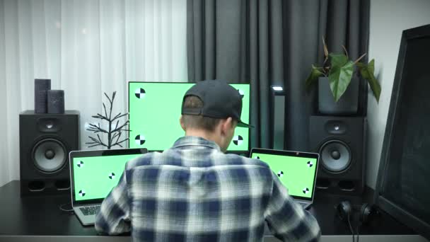 Man werkt op brede groene mock-up scherm desktop computer op moderne werkplek in het kantoor — Stockvideo