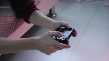 Eller konsoldaki düğmelere basar, oyun oynar, oyun oynar