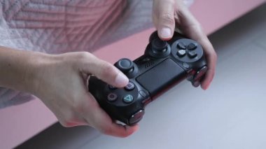 joystickli eller, video oyunları oynamak. Dijital teknoloji. Oyun konsolu oynanıyor