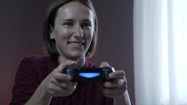 Chica feliz gamer divertirse con controlador de joystick en casa, ganar videojuego en línea — Vídeo de stock