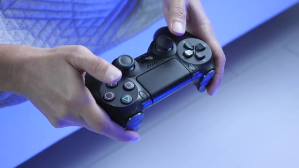 Spela tv-spel med joystick. Händerna knacka knappar på joypad videospel regulator — Stockvideo