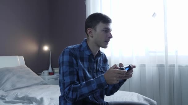 Людина користується контролером, граючи у відеоігри. Геймер грає з джойстиком у відеоігри. — стокове відео
