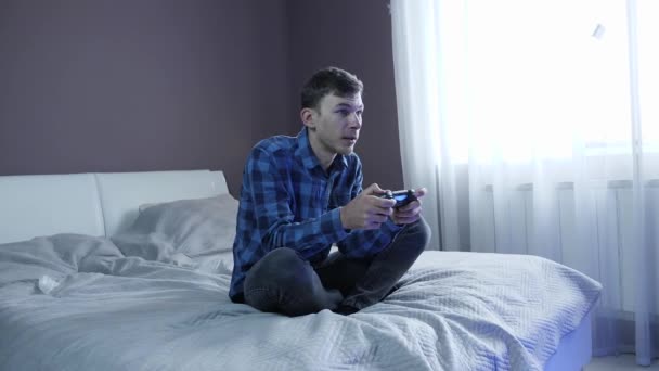 Joystick masculino segurando jogo e clicando em botões, jogando no console de vídeo game — Vídeo de Stock