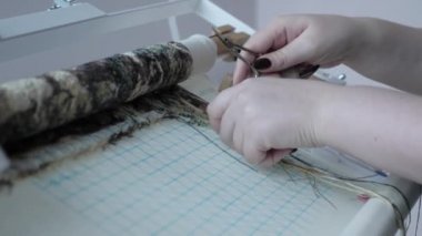 Evde el sanatları derlemesi yapıyor. Çapraz dikiş nakışı. Tuvalde ilmek oluşum süreci