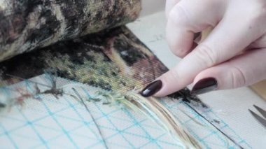 Dikiş nakış işi. Hobiler. Kadın nakışçılar nakış makinesine çapraz dikiş atarlar