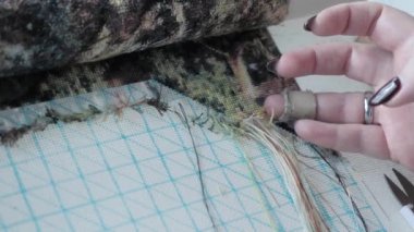 Kadın, doğanın nakış işlemesini çok güzel yapıyor. El yapımı nakış.