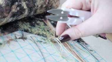 Çapraz dikiş. Kadın nakış işliyor. Çapraz dikiş. Nakış hobileri. El yapımı zanaat