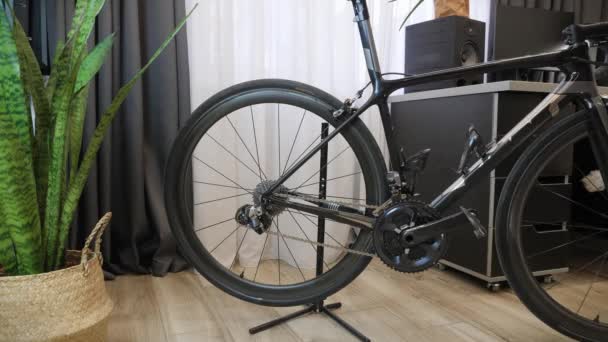 Mechanic neemt fiets af van rek in fietsenmaker. Reparatie fiets — Stockvideo