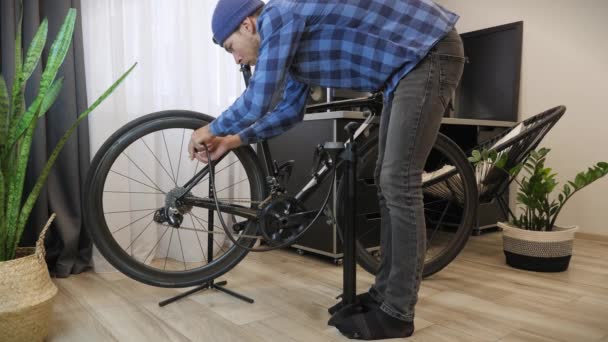 Fahrradmechaniker pumpt Luft in Fahrradreifen. Reparaturfahrrad in Fahrradwerkstatt — Stockvideo