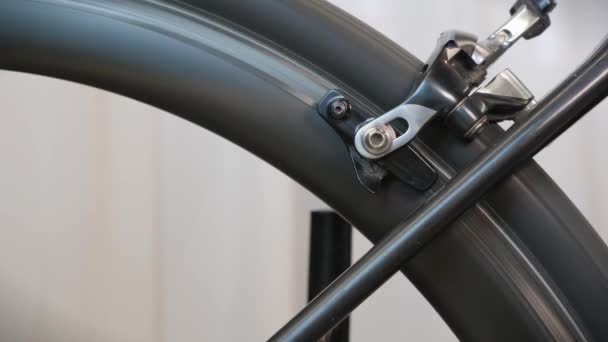 Rueda de bicicleta giratoria, de cerca. Almohadillas de freno de bicicleta en detalles. taller de mantenimiento de bicicletas — Vídeo de stock