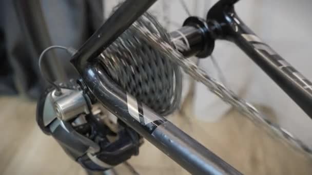 Draaiende beweging van fietsnaaf, spaken, versnelling en ketting. Versnellingssysteem en fietswiel — Stockvideo