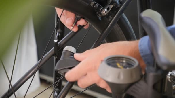 Cyclist repair bike tire.  Bicyclist repairing wheel and gears. Bike workshop — Stock Video