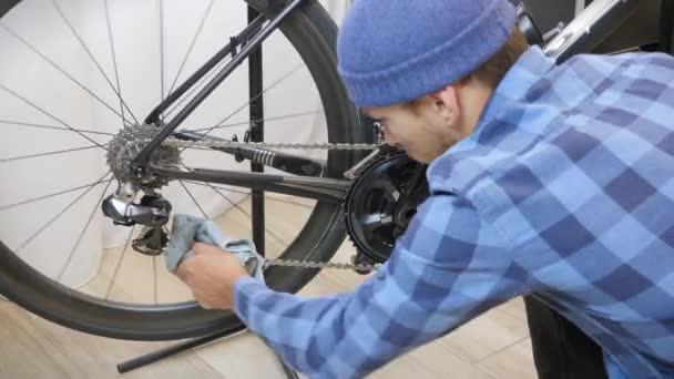 Cadena de bicicleta de limpieza con paño de microfibra azul. Mantenimiento regular común de bicicletas — Vídeo de stock