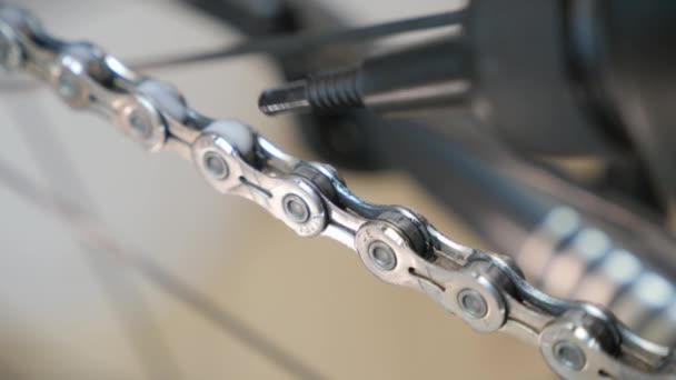 Cadena de bicicleta engrasante. Engrase mecánico y eslabones lubricantes de la cadena de bicicletas — Vídeos de Stock