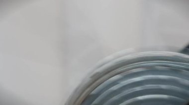 Sürücü ve bisiklet tekerleği dönüyor, ayrıntıları kapat. Bisiklet atölyesi