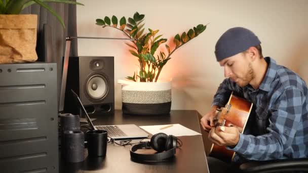 Musicien syntonise la guitare. Guitariste accordant l'instrument de musique, tordant les chevilles de syntoniseur de guitare — Video