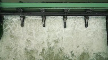 Baden-Wurttemberg, Almanya 'da Ren nehri ile hidroelektrik santralinin insansız hava aracı görüntüsü. Su barajının açık kapısından dökülen büyük su akıntısı beyaz köpük oluşturur.