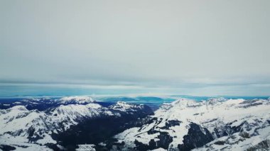 Titlis, Engelberg, İsviçre Alpleri 'ndeki karlı dağ zirveleri ve sıradağları. İsviçre Dağları 'nın manzaralı manzarası. İsviçre Alplerinde Engelberg Dağı 'nın üzerinde Titlis Dağı