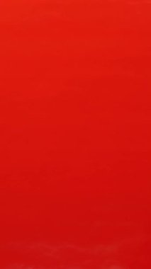 El, kırmızı arka planda kırmızı kurdeleli hediye paketi veriyor. Erkek, sevgililer gününde, Noel 'de ya da doğum gününde kadınlara hediye kutusu verir. Dikey video