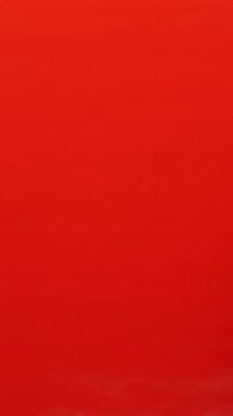 Kadın, sevgililer gününde, Noel 'de ya da doğum gününde erkeğe hediye paketi verir. El, kırmızı arka planda kırmızı kurdeleli hediye paketi veriyor. Dikey video