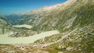 Yazın dağlık tepeleri ve gölleri olan İsviçre Alpleri 'nin resimli dağ manzarası