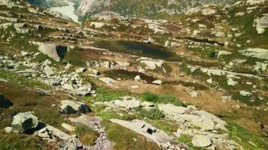 İsviçre Alpleri 'nin heybetli dağ manzarası kayalık dağ zirveleri ve göl, hava aracı manzarası.