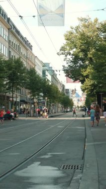 İsviçre 'nin Zürih şehrinin sabah işlek caddesi, 14.08.22. Zürih şehri sabah güneşleriyle kaplıdır. Popüler seyahat yeri. Seyahat ve turizm konsepti. Dikey video