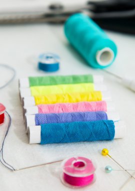 Beyaz kumaş iplik dikiş malzemeleri