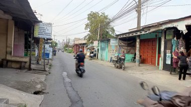 Sessiz caddede motosiklet sürüyorum.