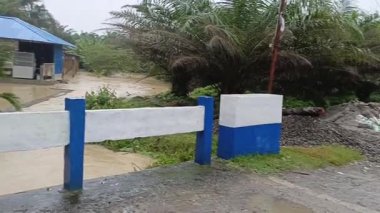 Beyaz ve mavi bariyer yakınlarındaki su baskını alanı