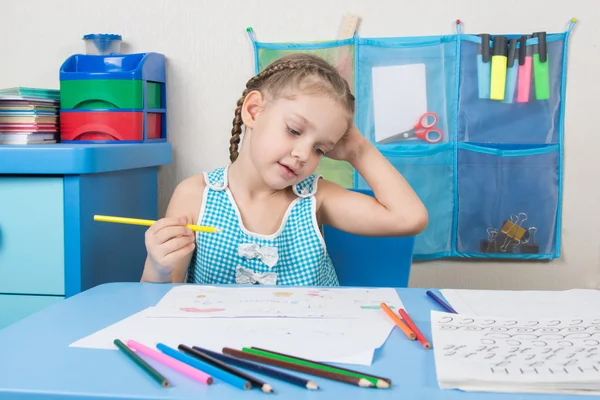 幸せな 5 歳女の子疑問描画用鉛筆 — ストック写真