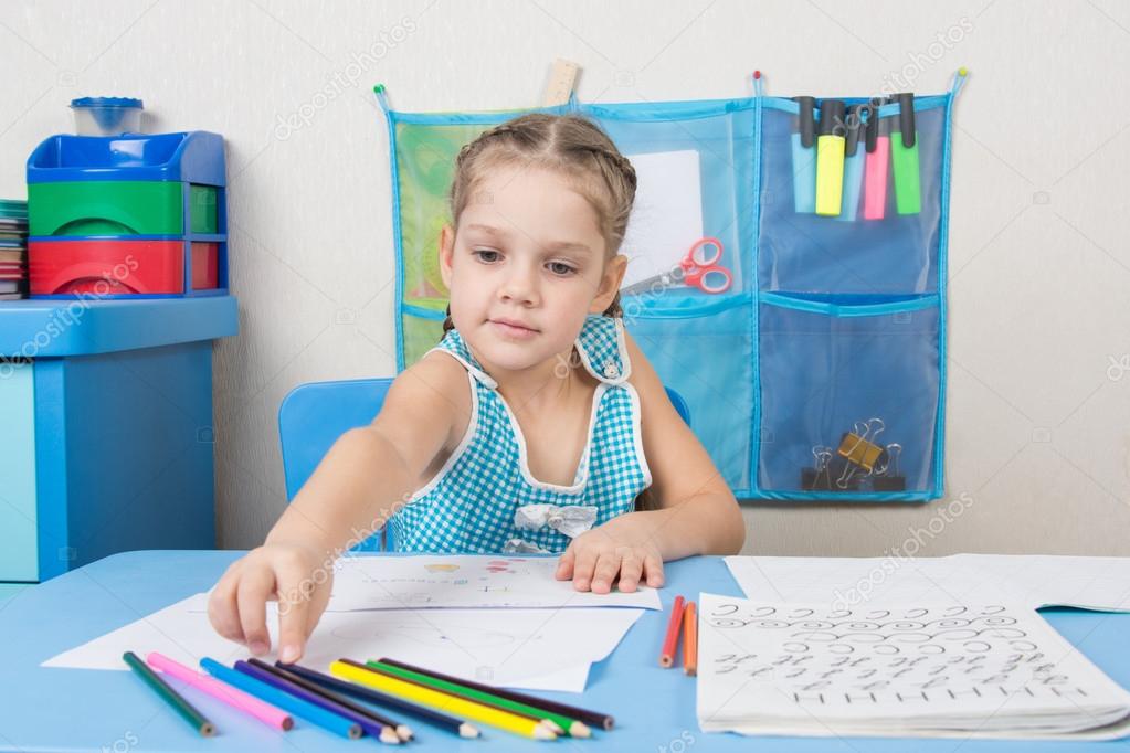 Five-year girl choose the right pencil doing painting