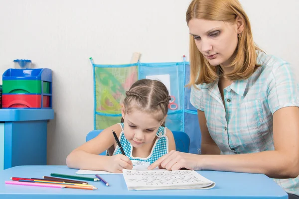 Tutor aiuta il bambino a scrivere l'alfabeto — Foto Stock