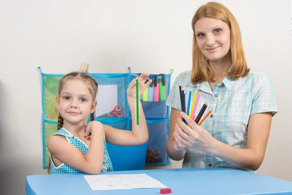 L'enfant de cinq ans a choisi le bon crayon des mains de la mère et a regardé dans le cadre — Photo