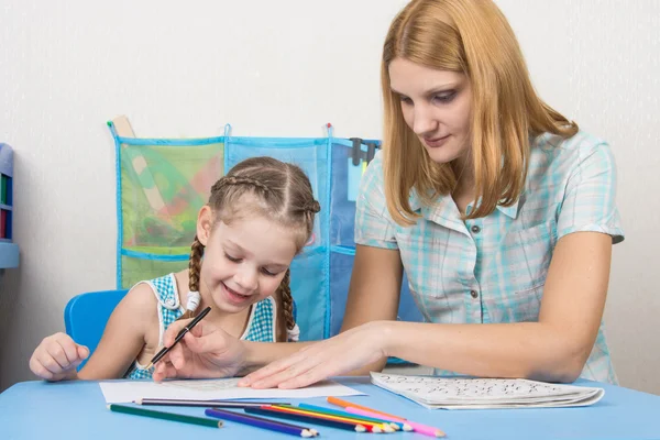 Girl happily looks at painted with the help of drawing the line — Stock Photo, Image