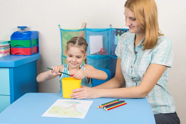 Meine Mutter hilft dem Kind, Bleistifte zu spitzen — Stockfoto