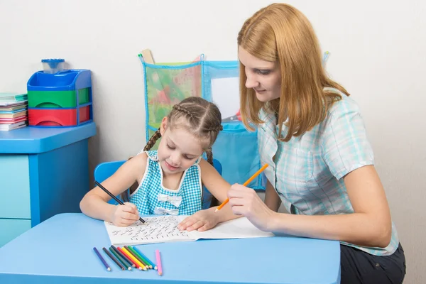 Het jonge meisje betrokken in een vijf jaar oud meisje spelling — Stockfoto