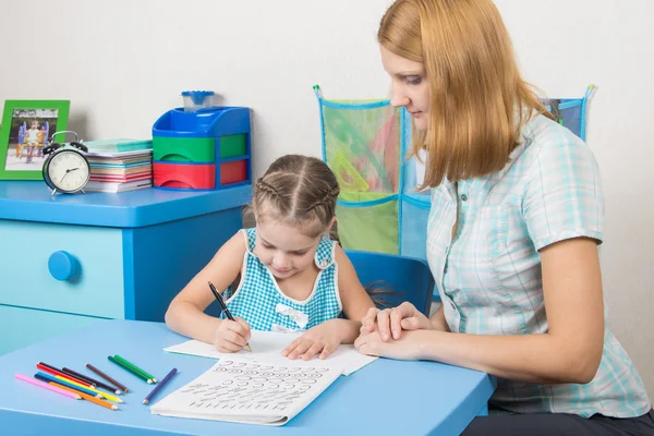 Fünfjährige lernt Buchstaben richtig schreiben, ein Nachhilfelehrer hilft ihr — Stockfoto