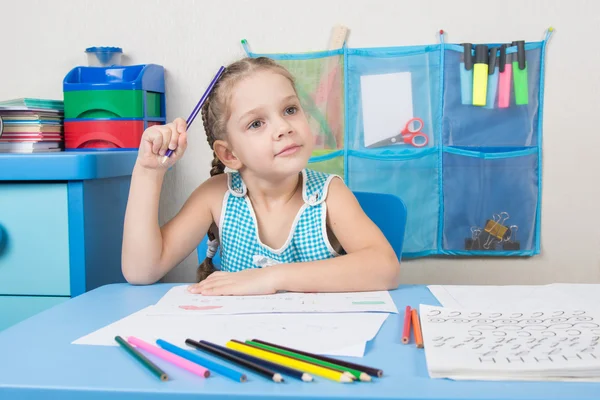 Fünfjähriges Mädchen kratzte sich am Kopf und fragte sich Bleistiftzeichnung Bild am Tisch — Stockfoto