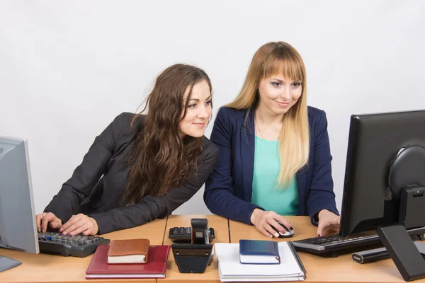 Ze keek op zijn computerscherm collega op het werk in het kantoor — Stockfoto