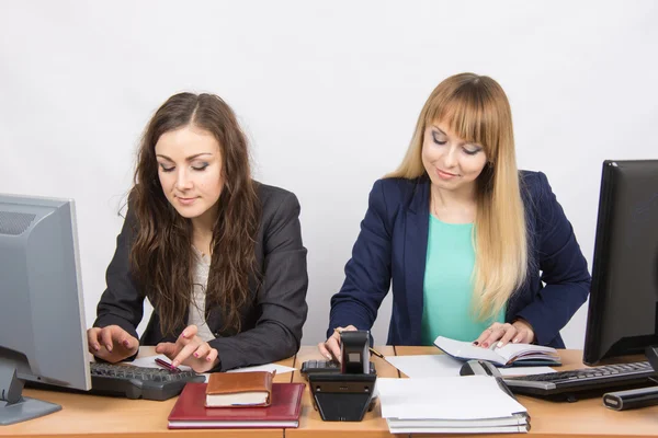 Twee jonge zakelijke vrouwen werken in het kantoor op de werkplek aan dezelfde tafel — Stockfoto