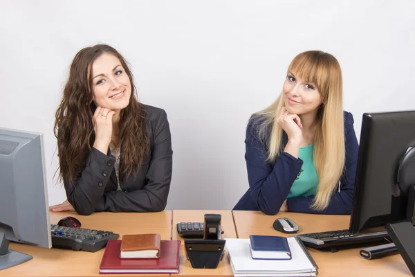 Dos chicas jóvenes recién reclutadas en desarrollo están en el lugar de trabajo —  Fotos de Stock