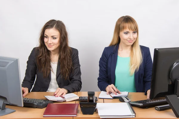 Två företagskvinnor som arbetar på kontoret med ett skrivbord — Stockfoto