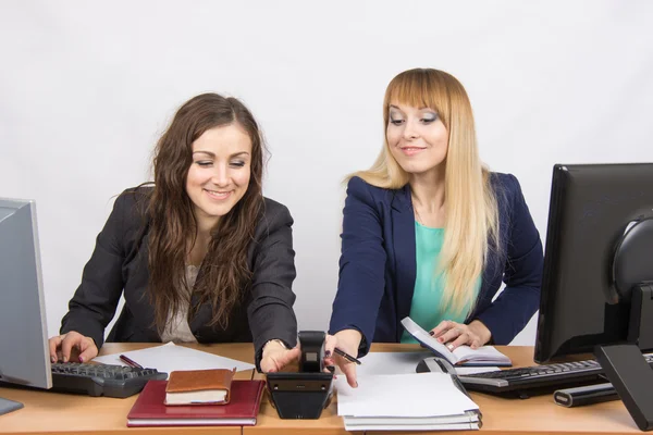 Jonge meisjes in het kantoor op de dezelfde tijd trekken de hand te nemen de telefoon belde — Stockfoto
