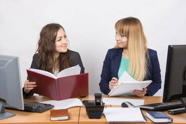 Due ragazze di rivali di affari si guardano mentre era seduto ad una scrivania — Foto Stock