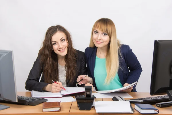 Dos chicas colegas juntos buscando documentos de oficina y miraron en el marco — Foto de Stock