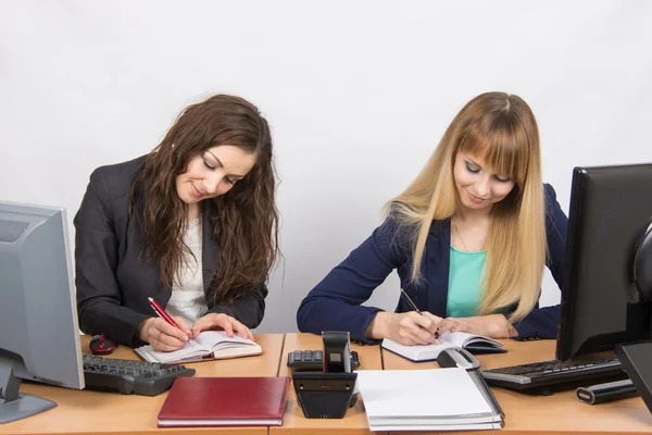 Dos mujeres de negocios que trabajan en la oficina con un escritorio —  Fotos de Stock