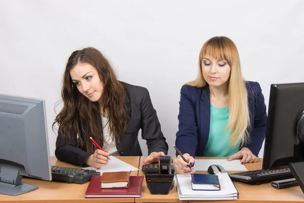 Две молодые женщины, работающие в офисе — стоковое фото