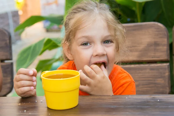 Fyraårig flicka rolig fyllda bulle i munnen — Stockfoto