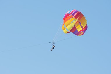 Paraşütle gökyüzünde yüzen adam